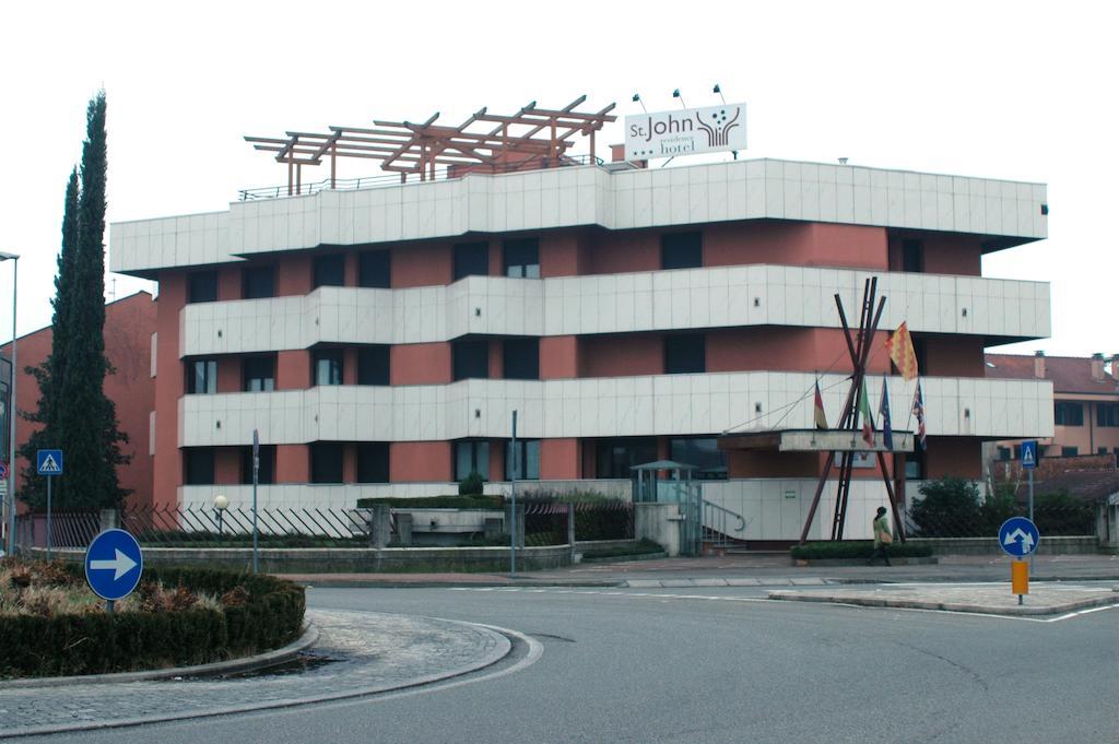 Hotel St John Дезио Экстерьер фото